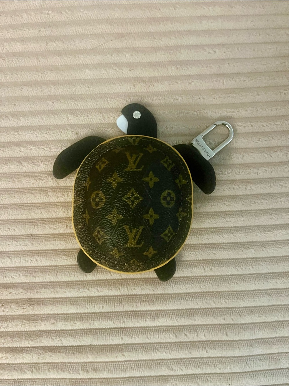 Luxury Black and Brown Turtle Charm Key Holder - Picture 2 of 5